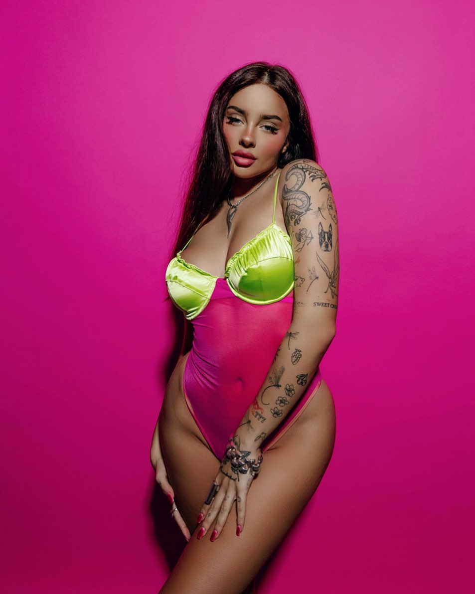 Fagata poses nudes