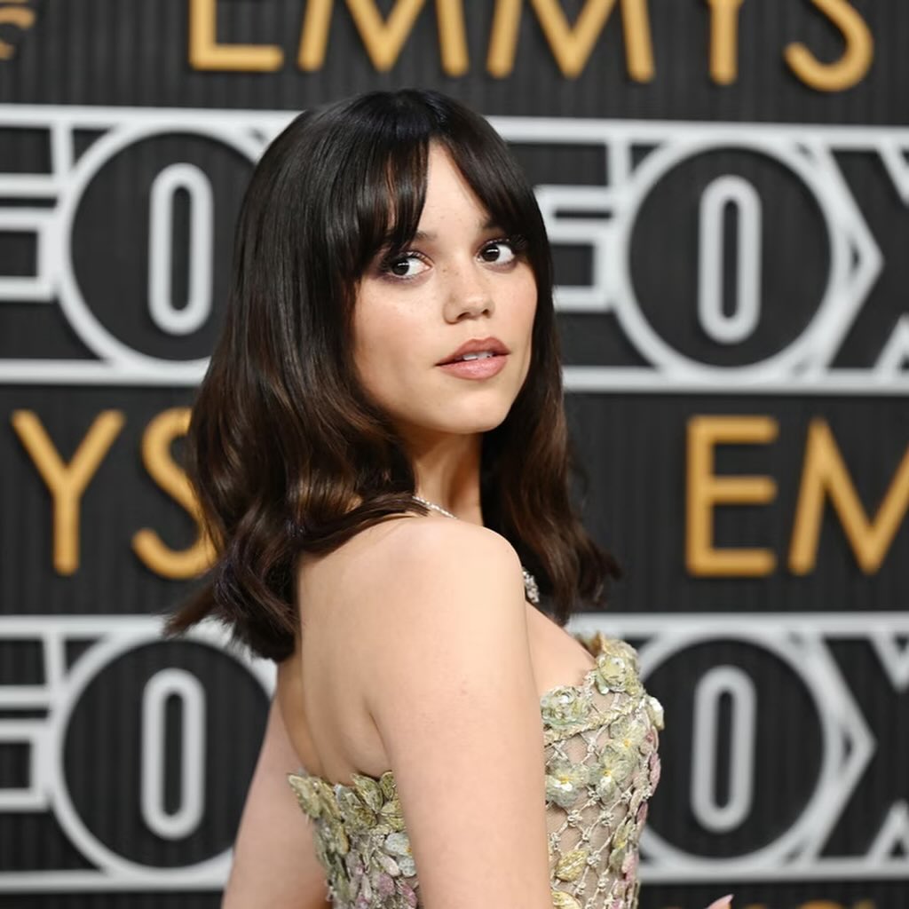 Jenna Ortega poses boobs