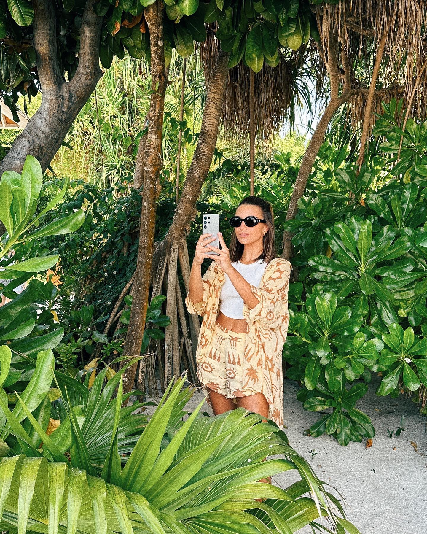 Julia Wieniawa looks hot bikini