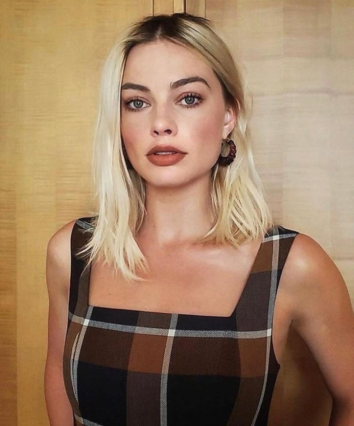 Margot Robbie looks hot bikini