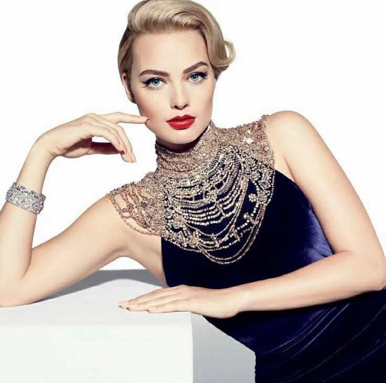 Margot Robbie looks nude pics