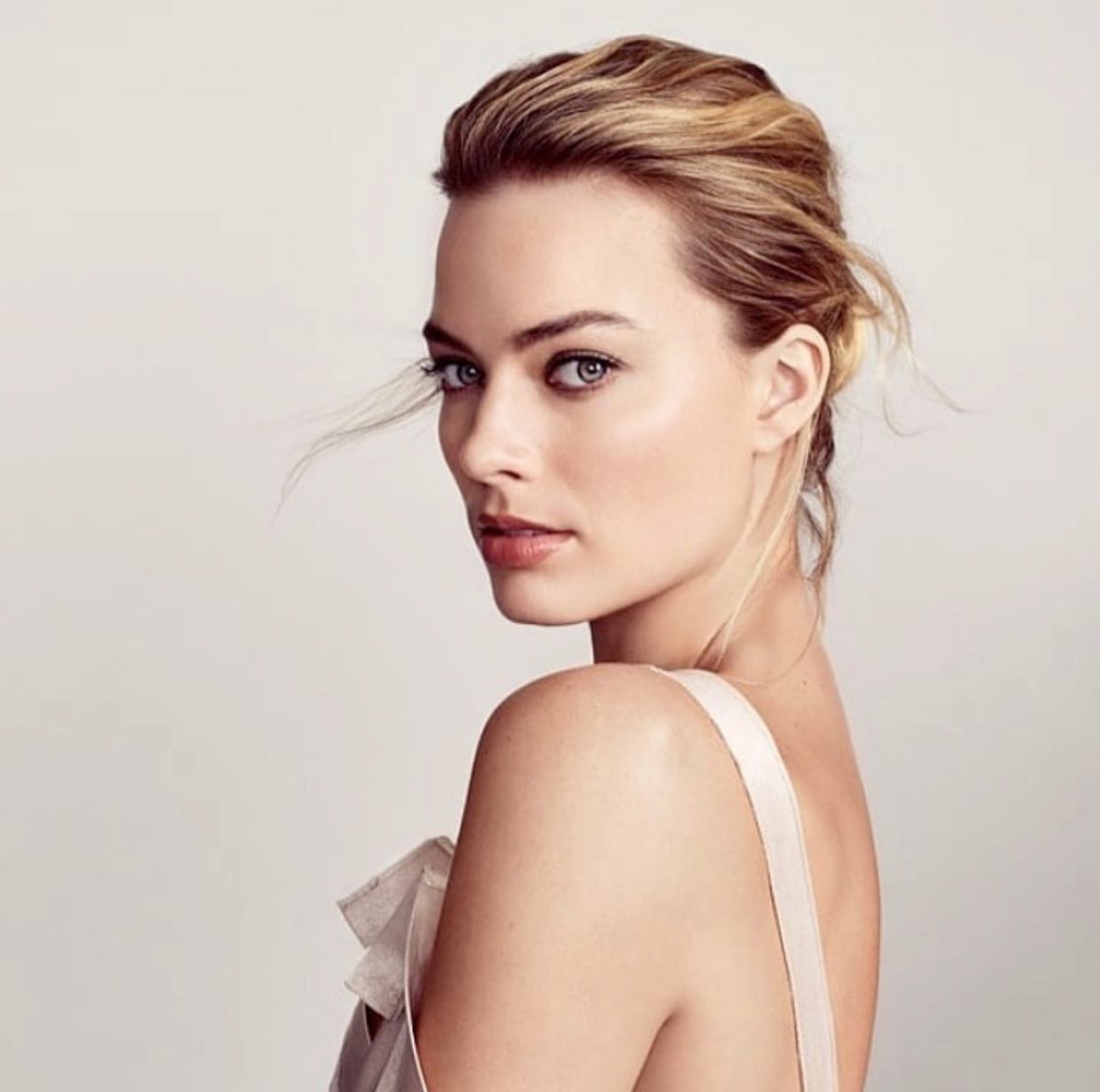 Margot Robbie looks nude