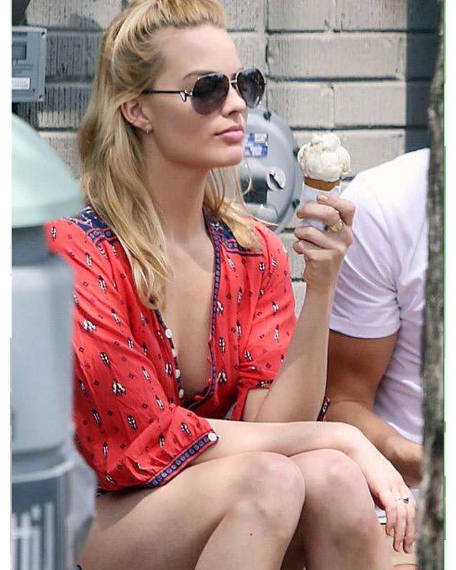 Margot Robbie modeling porn