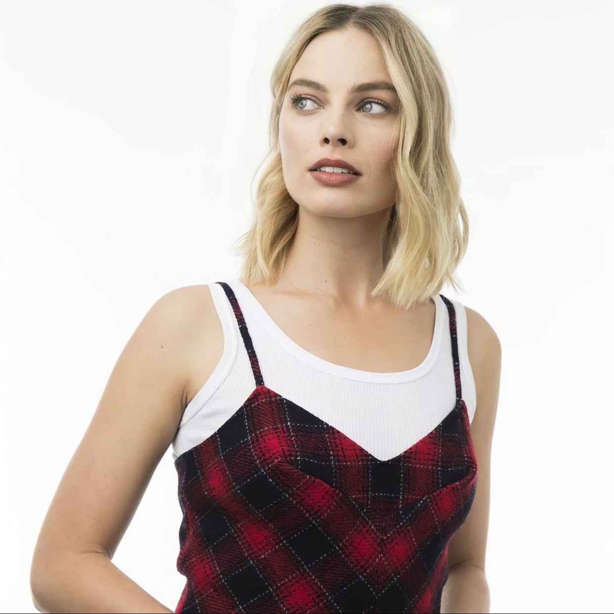 Margot Robbie poses ass