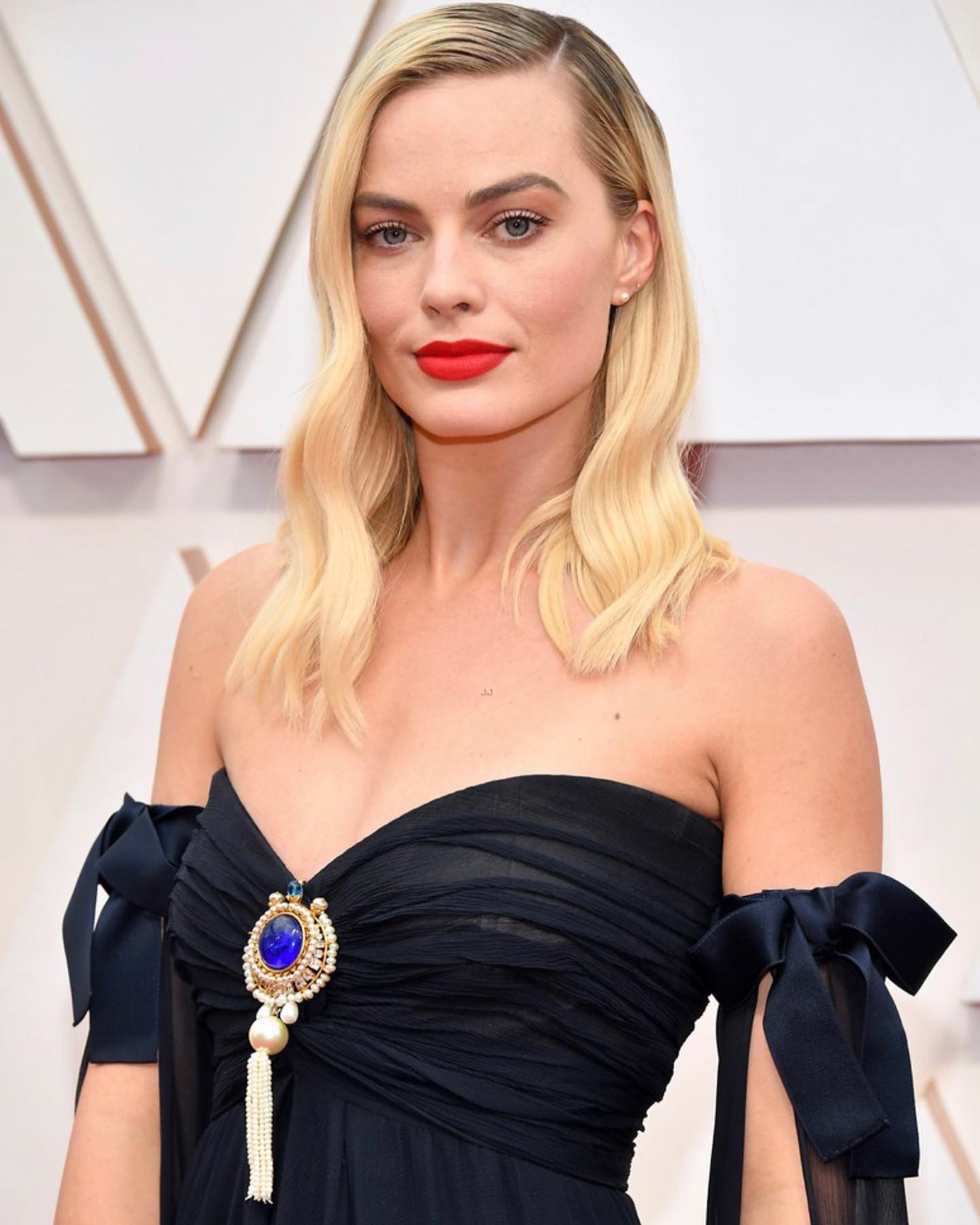 Margot Robbie poses boobs