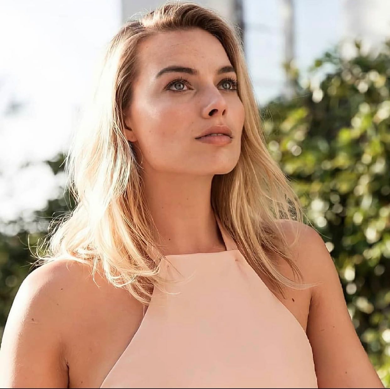 Margot Robbie poses hot xxx