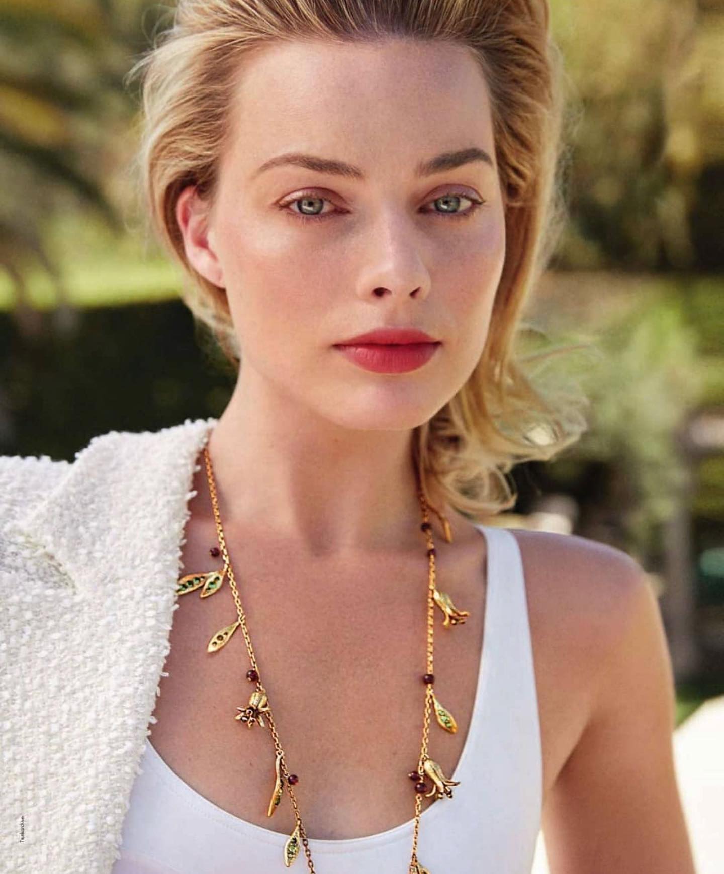 Margot Robbie poses nude