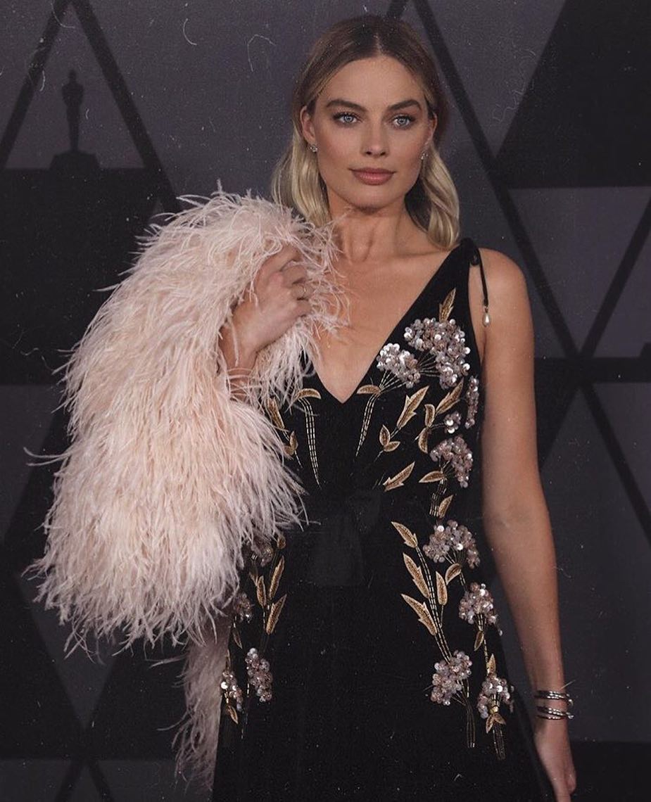Margot Robbie smiles hot photos