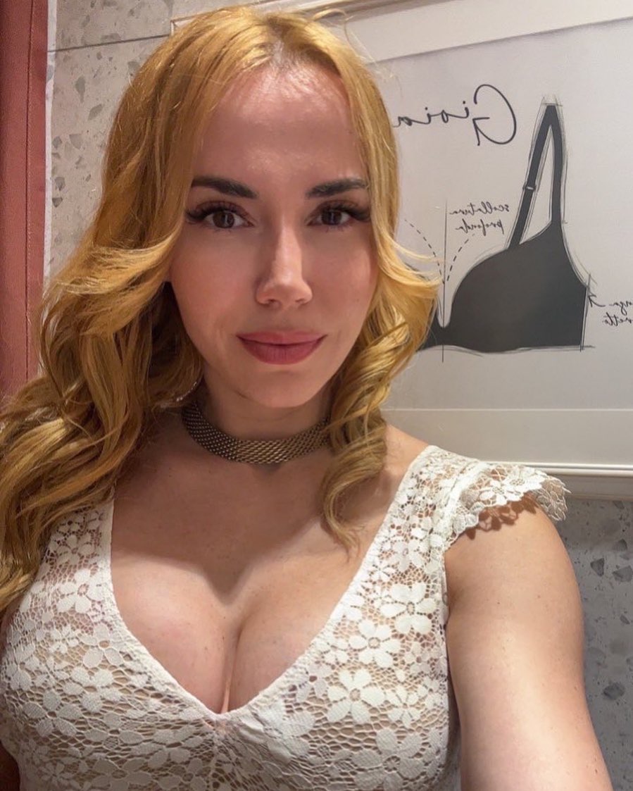 Marianna Schreiberr looks pussy