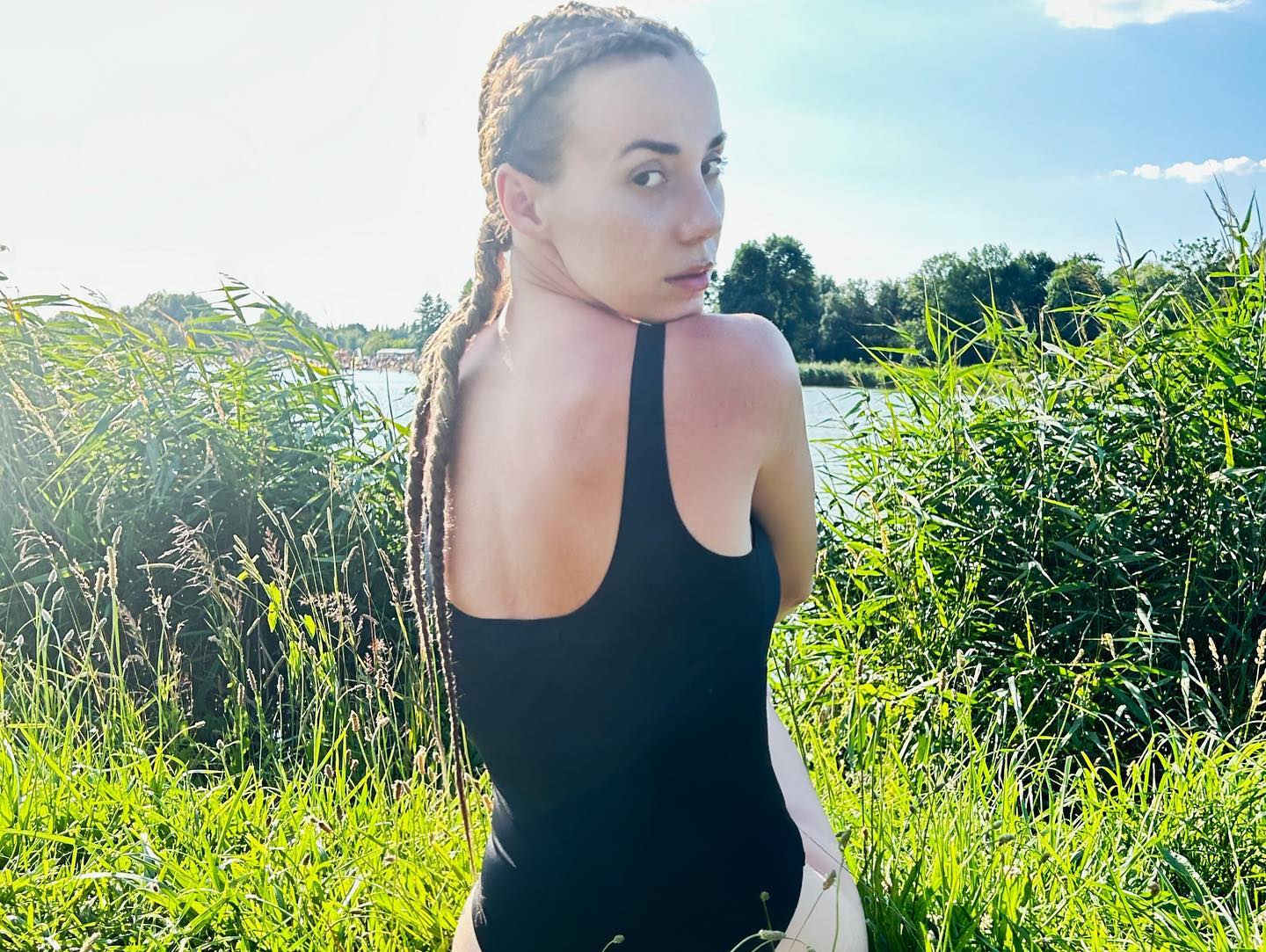 Marianna Schreiberr poses ass