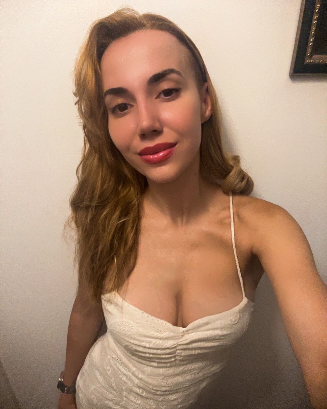 Marianna Schreiberr poses pussy