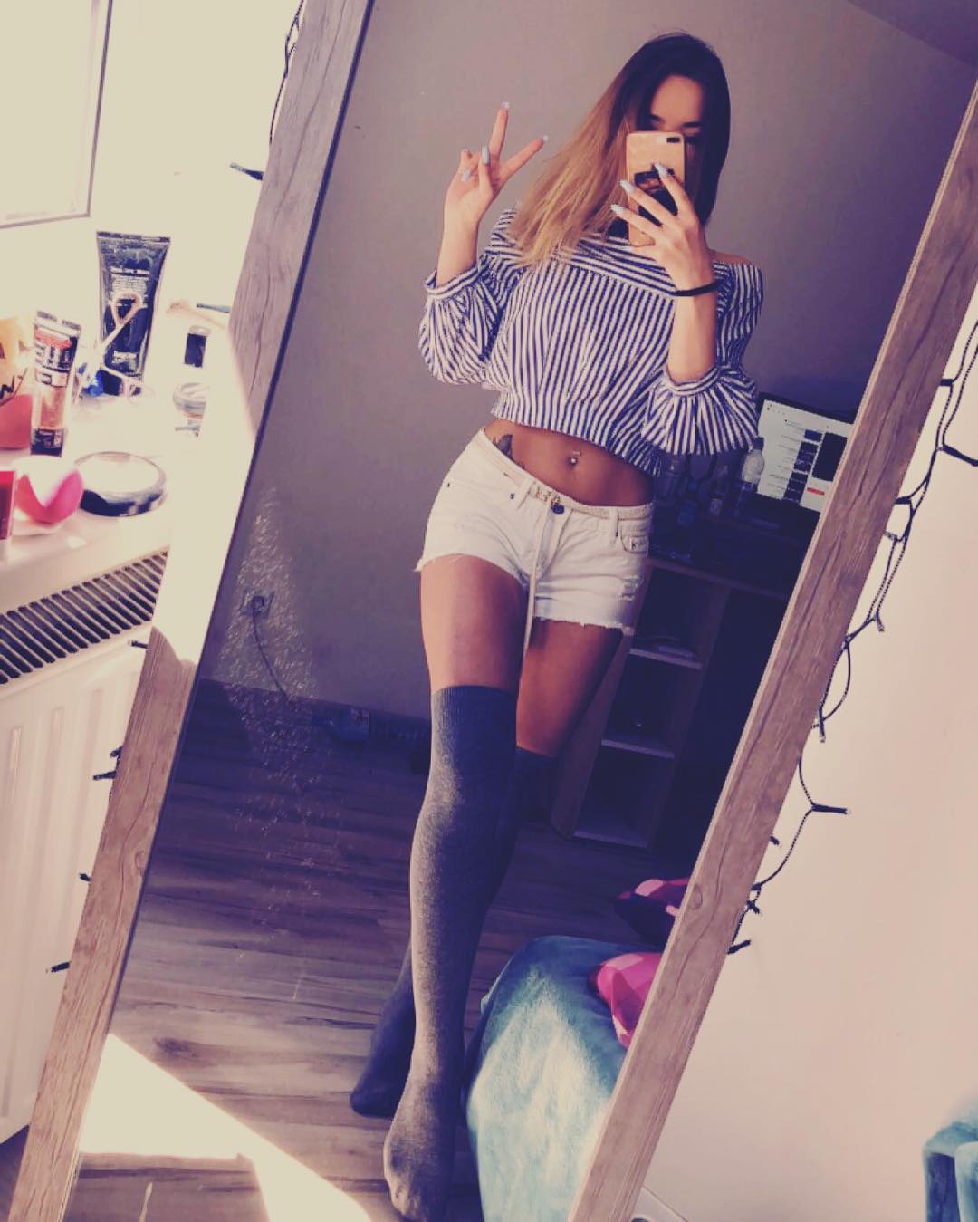 Mrs Honey poses boobs