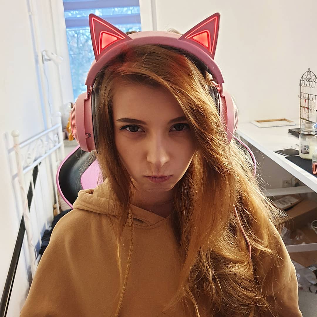 Nieuczesana modeling pussy