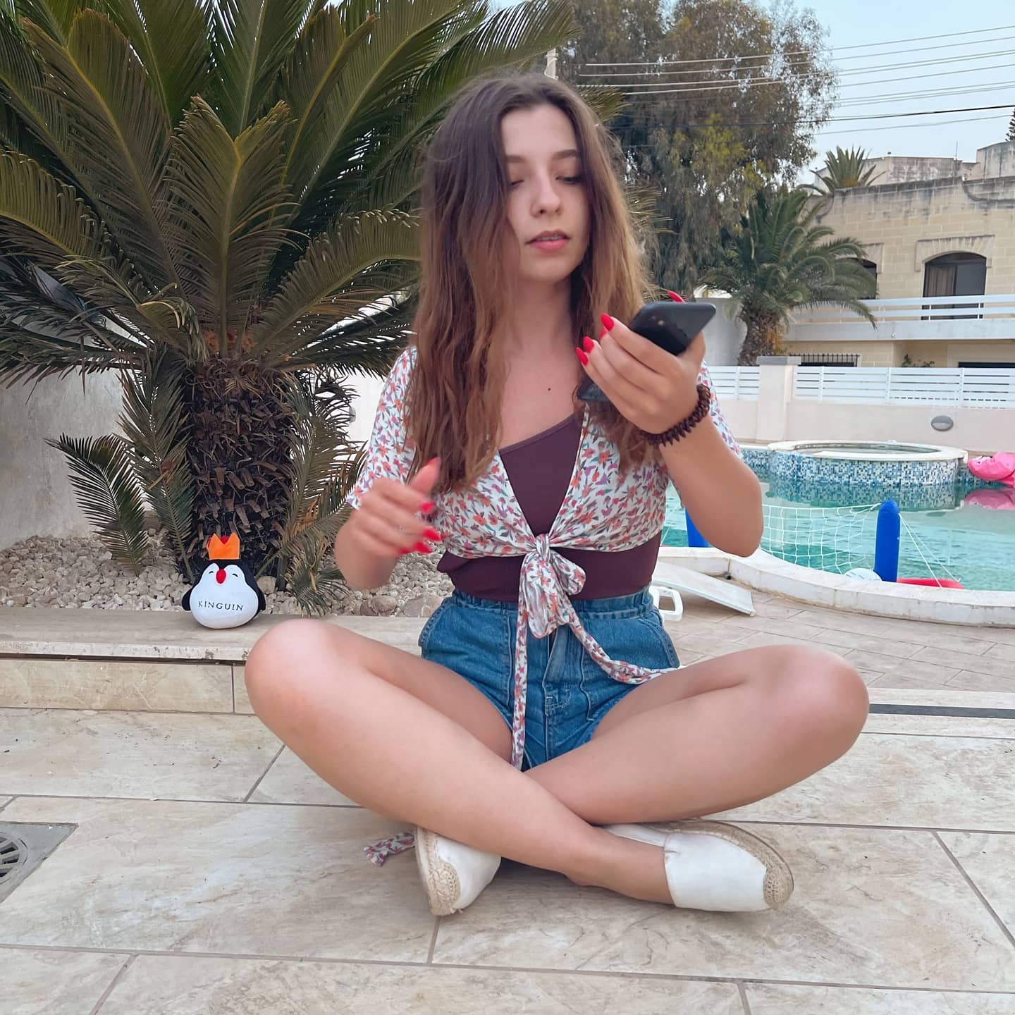 Nieuczesana poses hot