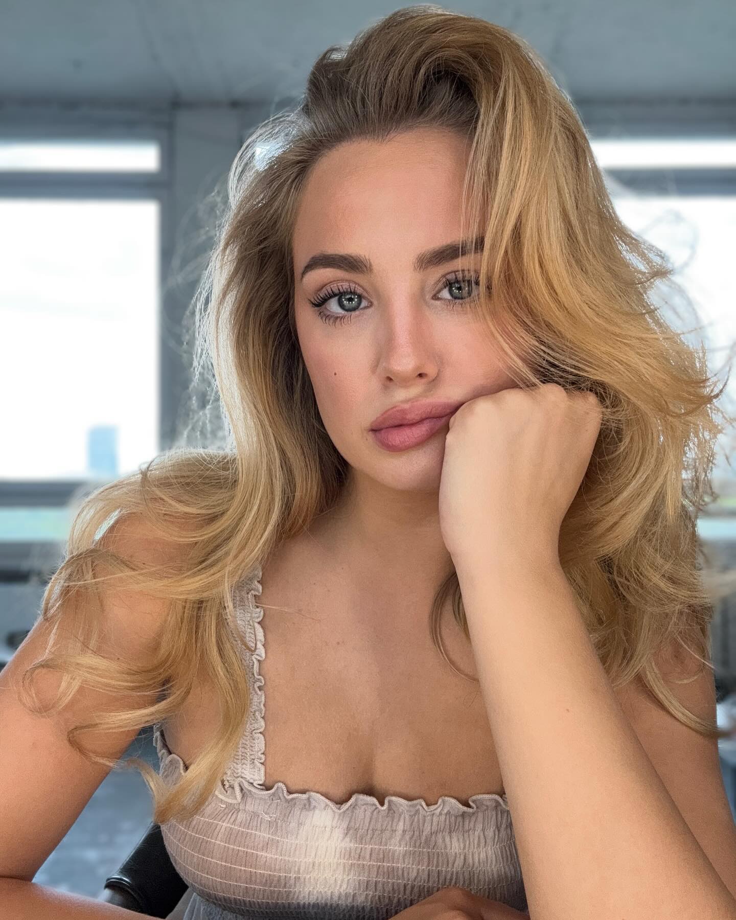 Wiktoria Gąsiewska modeling ass
