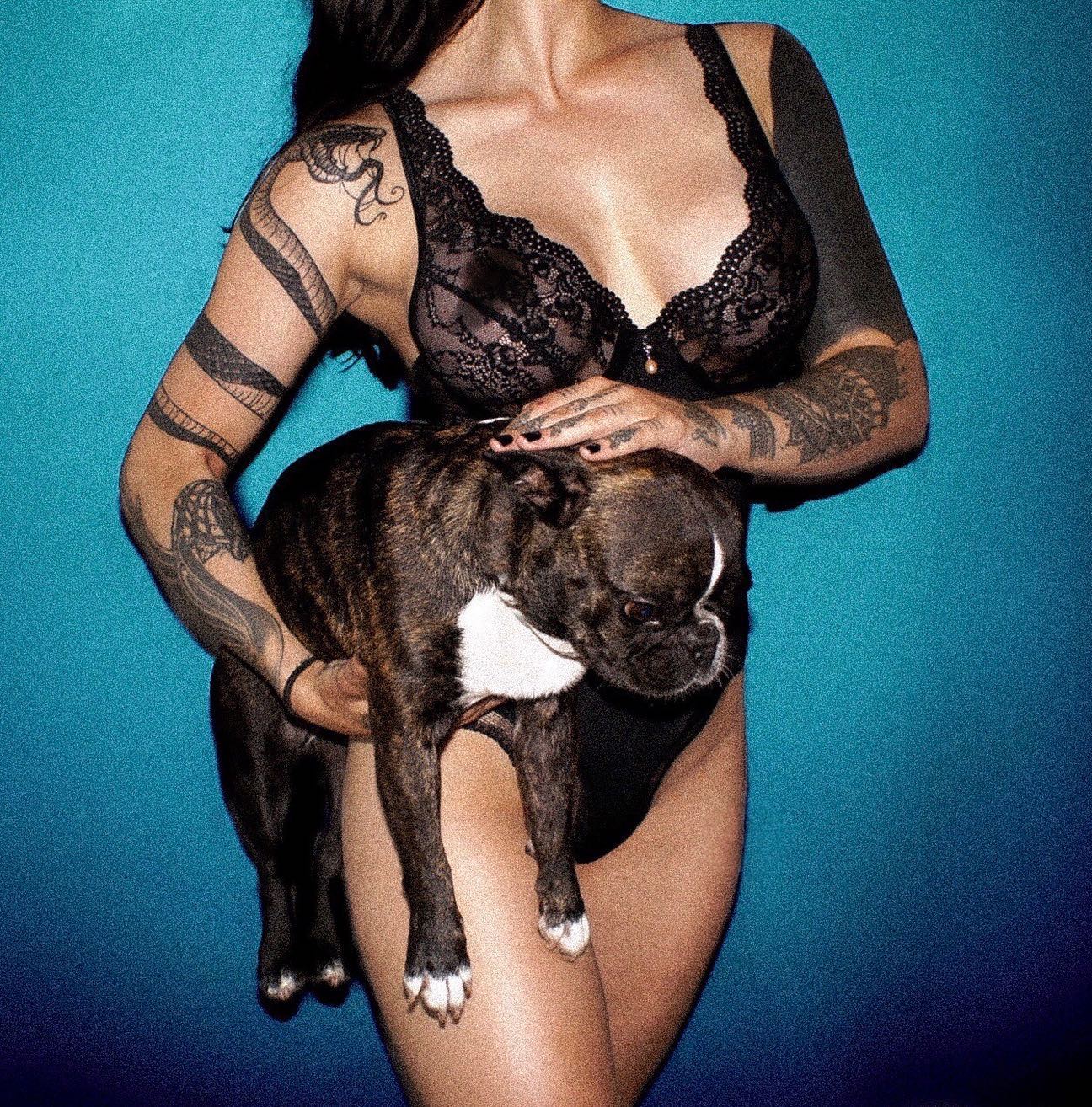 Zusje looks nude