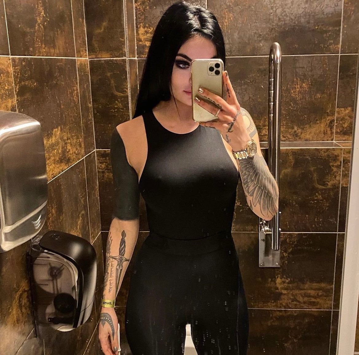 Zusje poses sexy