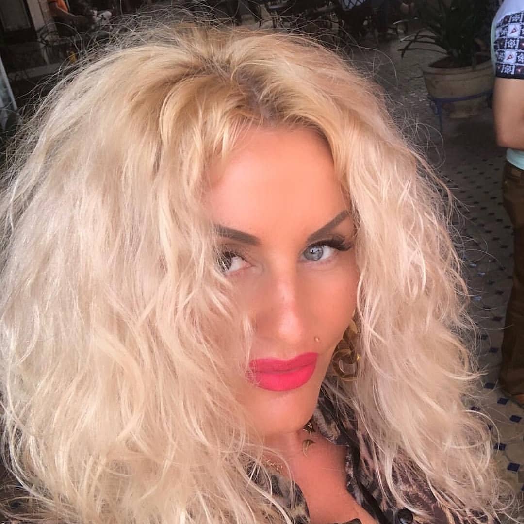 Dagmara Kaźmierska poses boobs