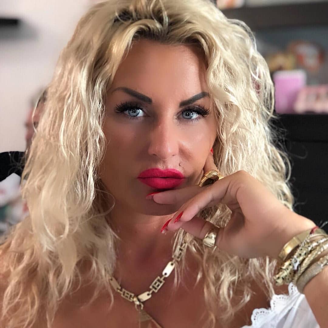 Dagmara Kaźmierska poses xxx