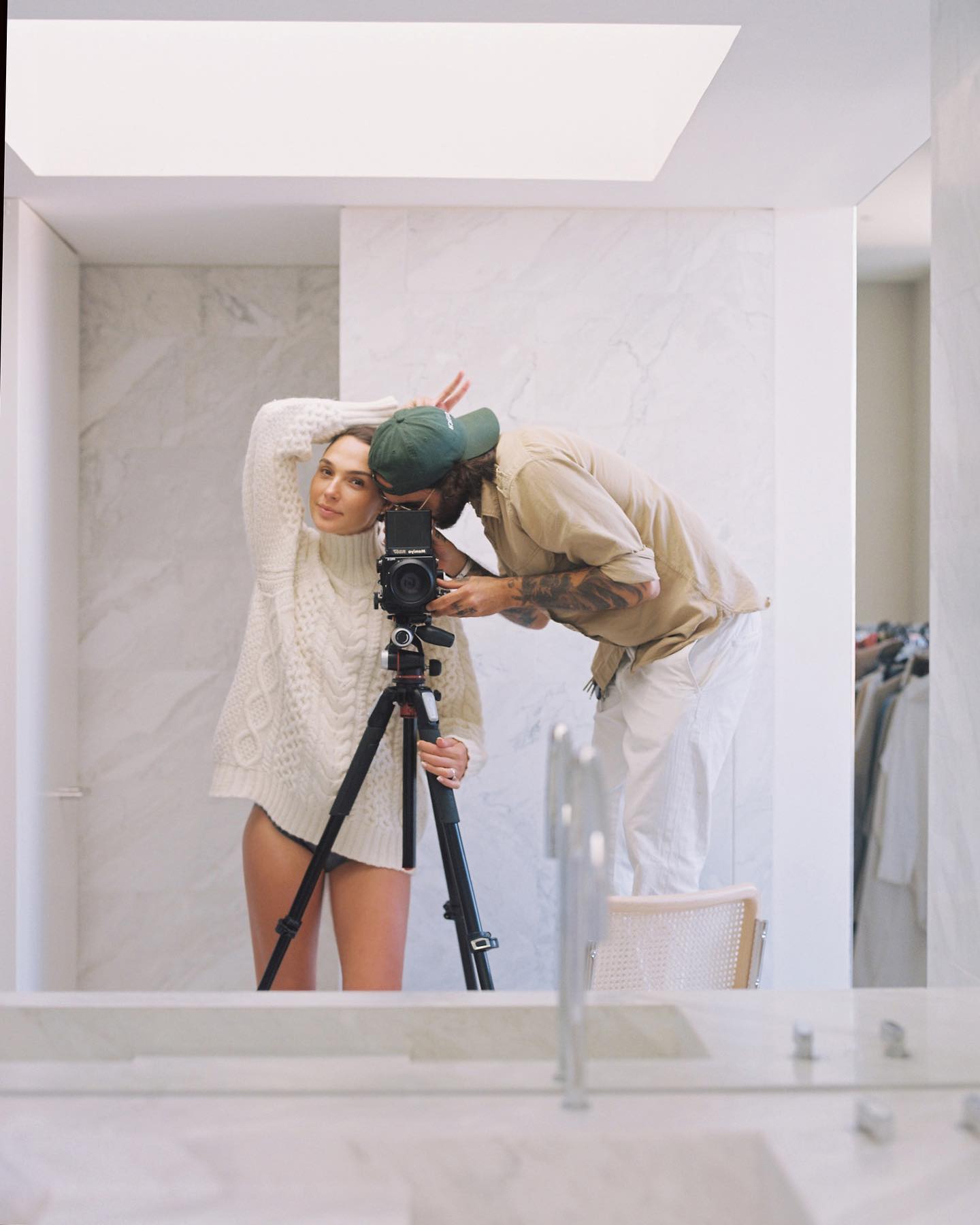 Gal Gadot looks nude pics