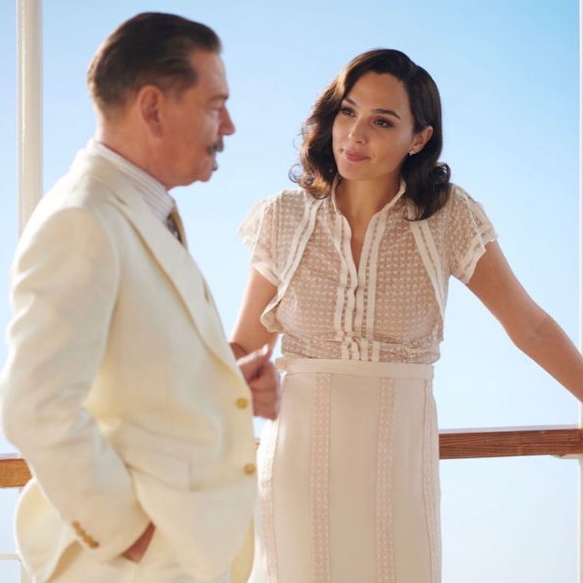 Gal Gadot looks nude