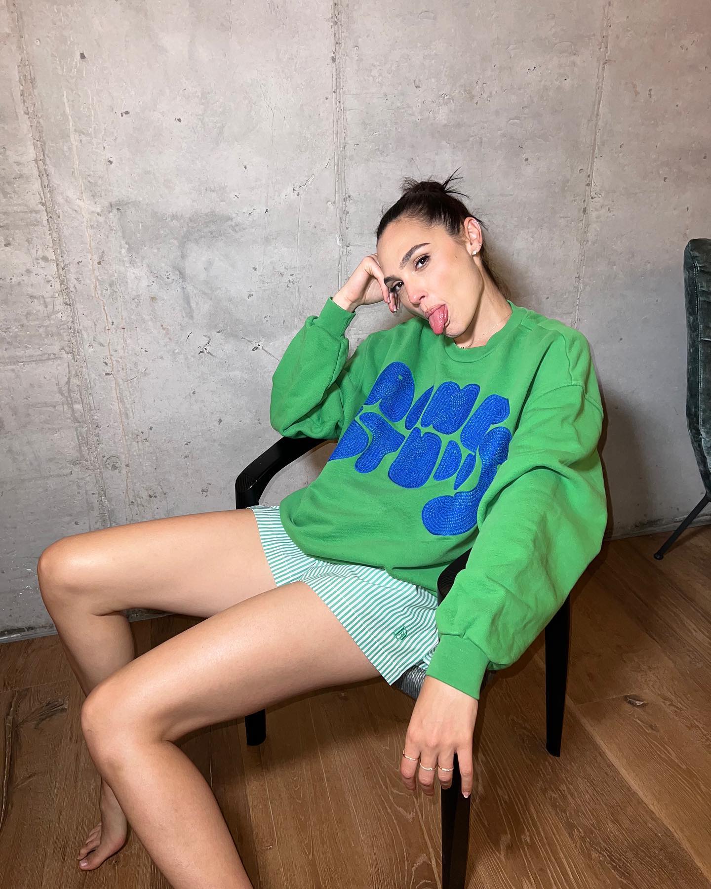 Gal Gadot looks sexy