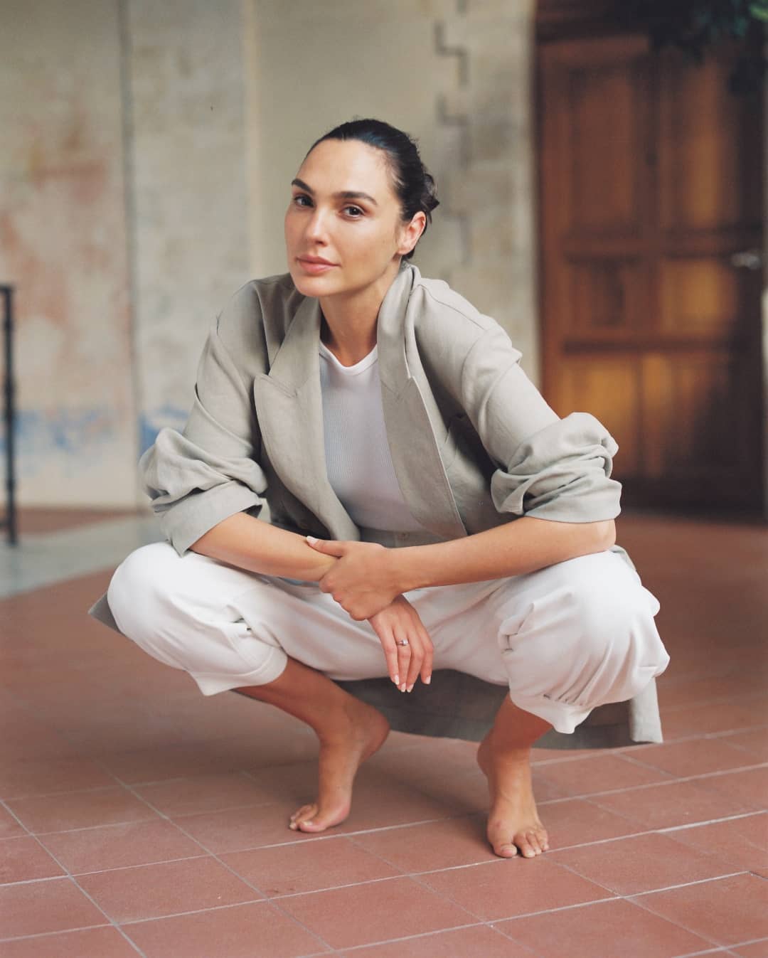 Gal Gadot poses pussy