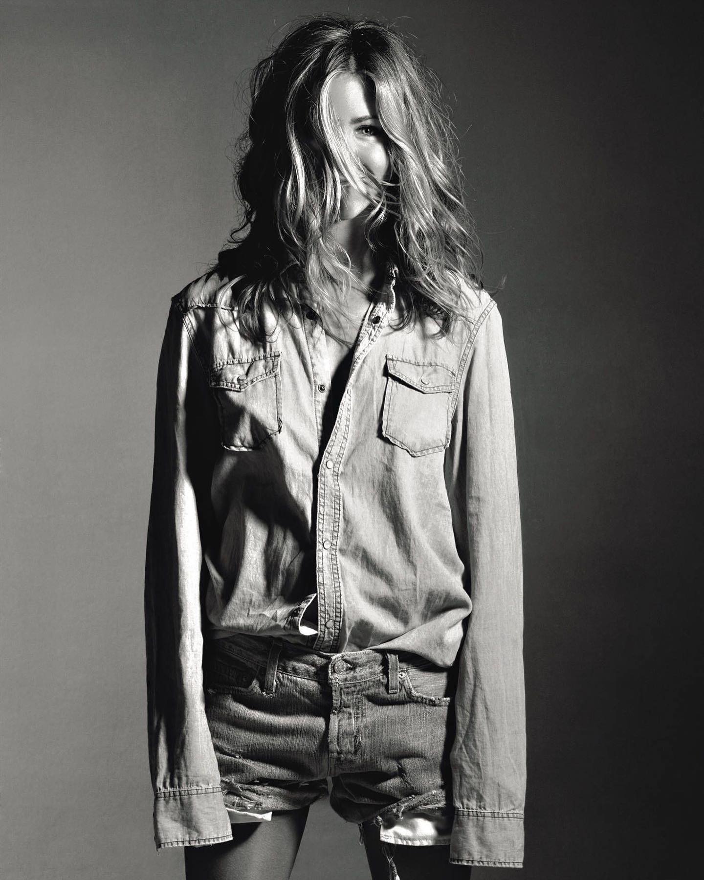Jennifer Aniston modeling hot images