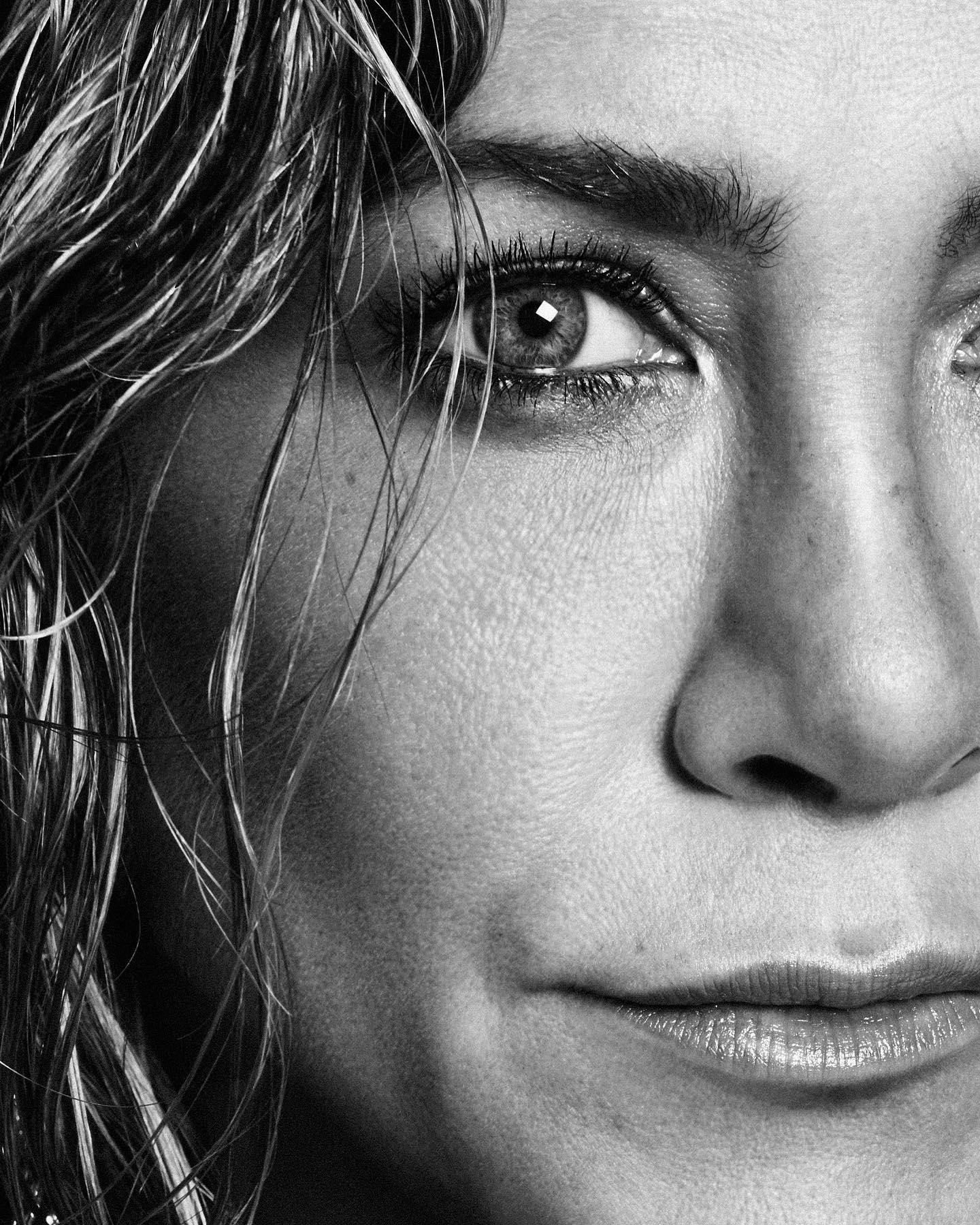 Jennifer Aniston smiles hot photos