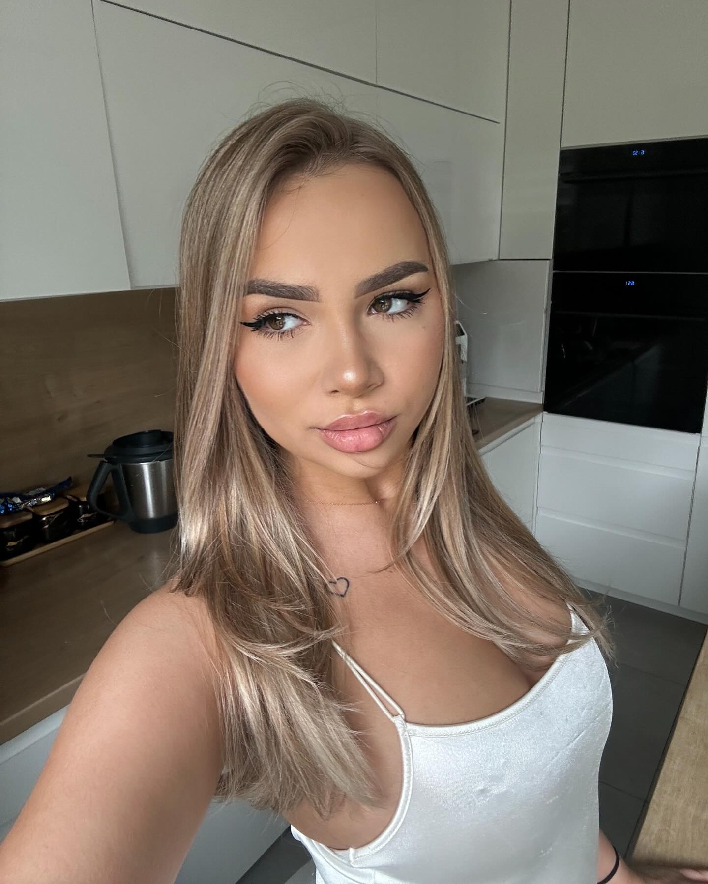 Julia Guzik beautiful nude pics