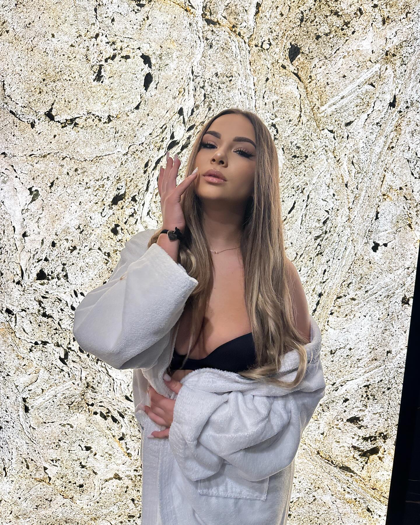 Julia Guzik beautiful xxx