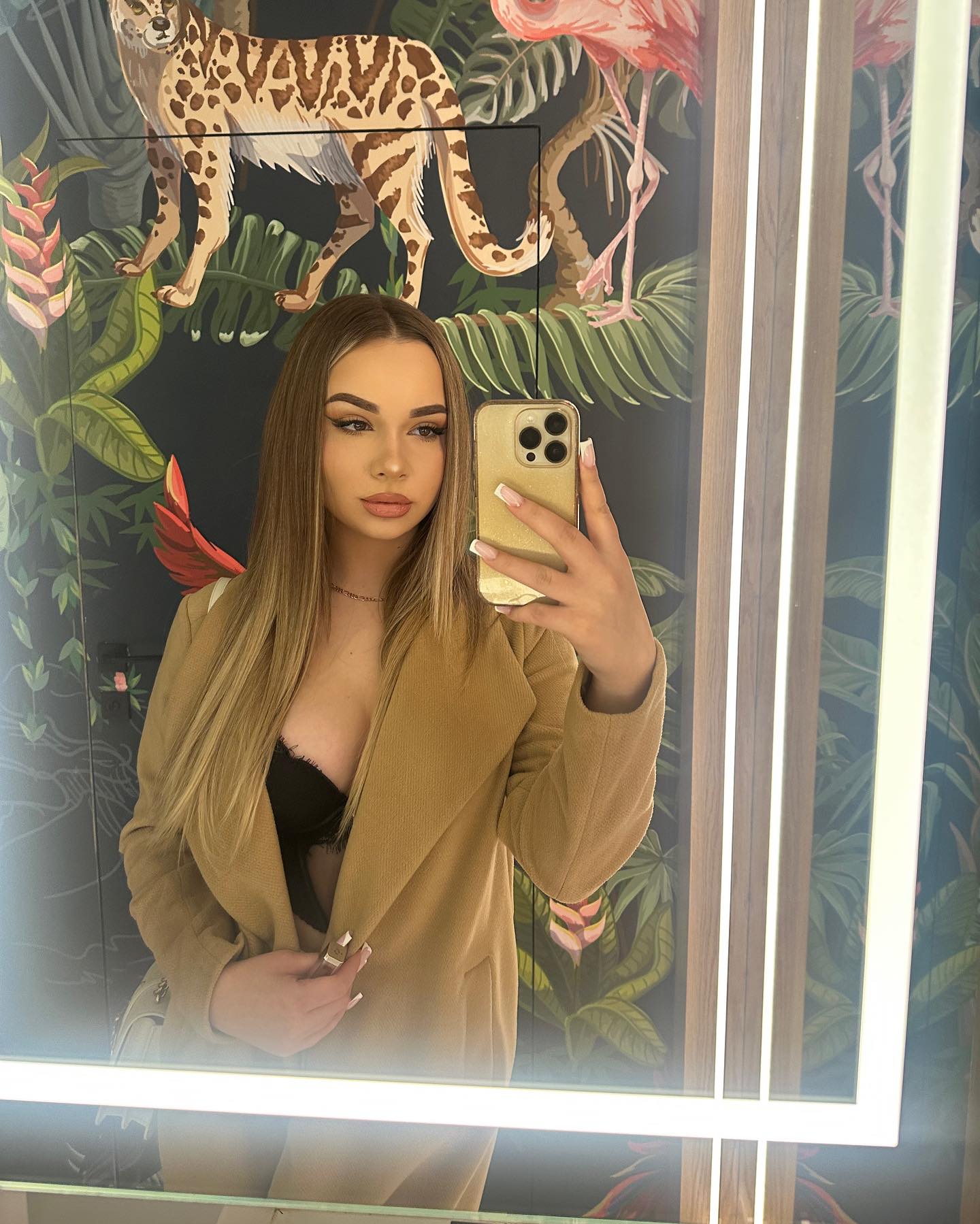 Julia Guzik looks sexy