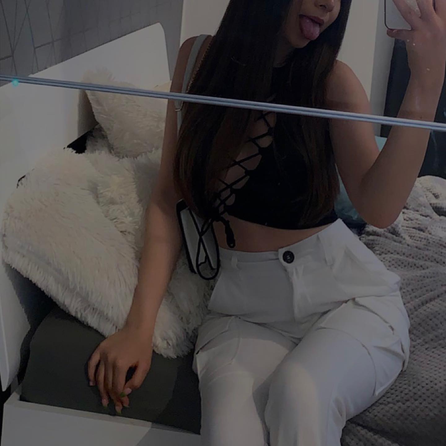 Julia Guzik poses ass