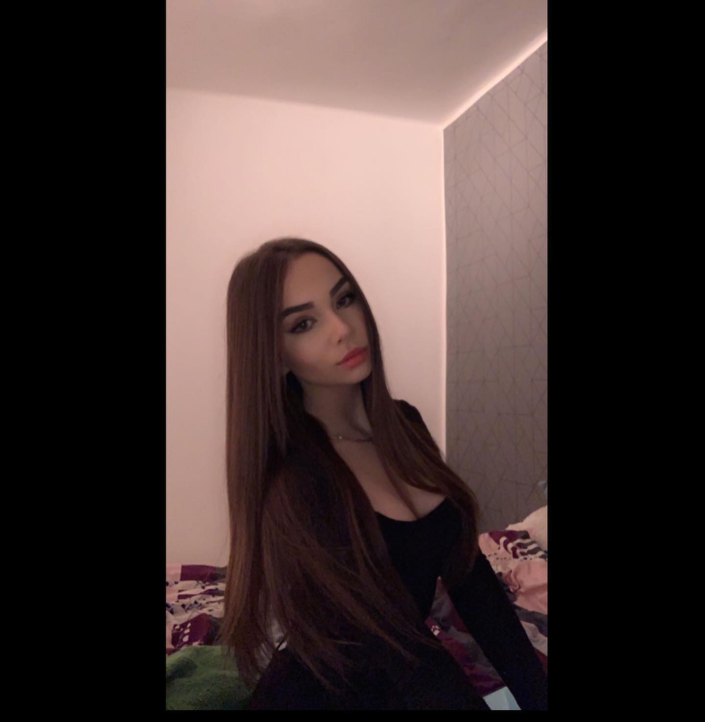 Julia Guzik poses hot