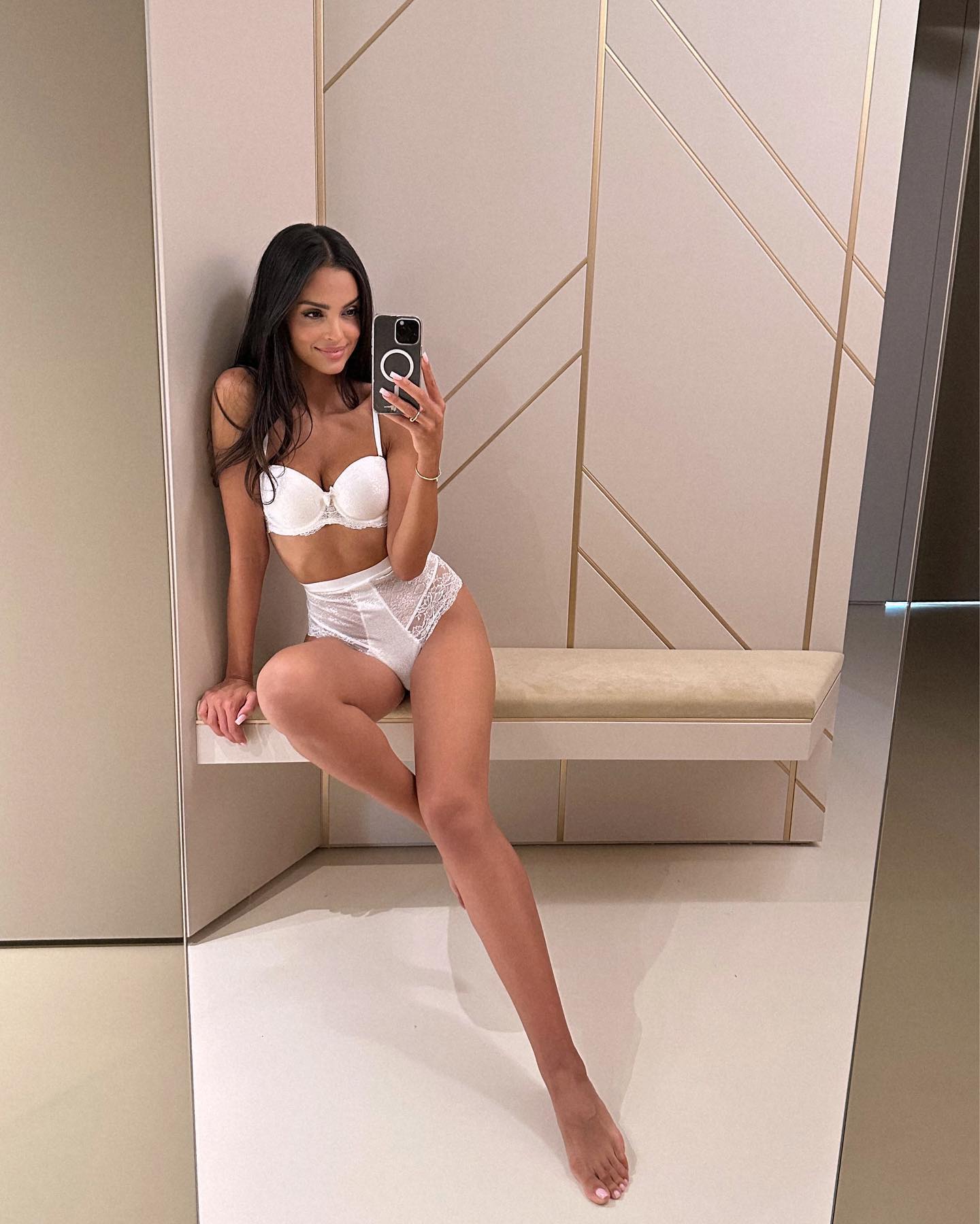 Klaudia Eel Dursi looks hot bikini