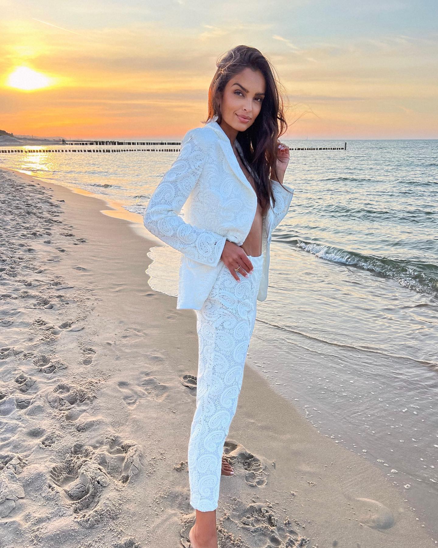 Klaudia Eel Dursi poses porn