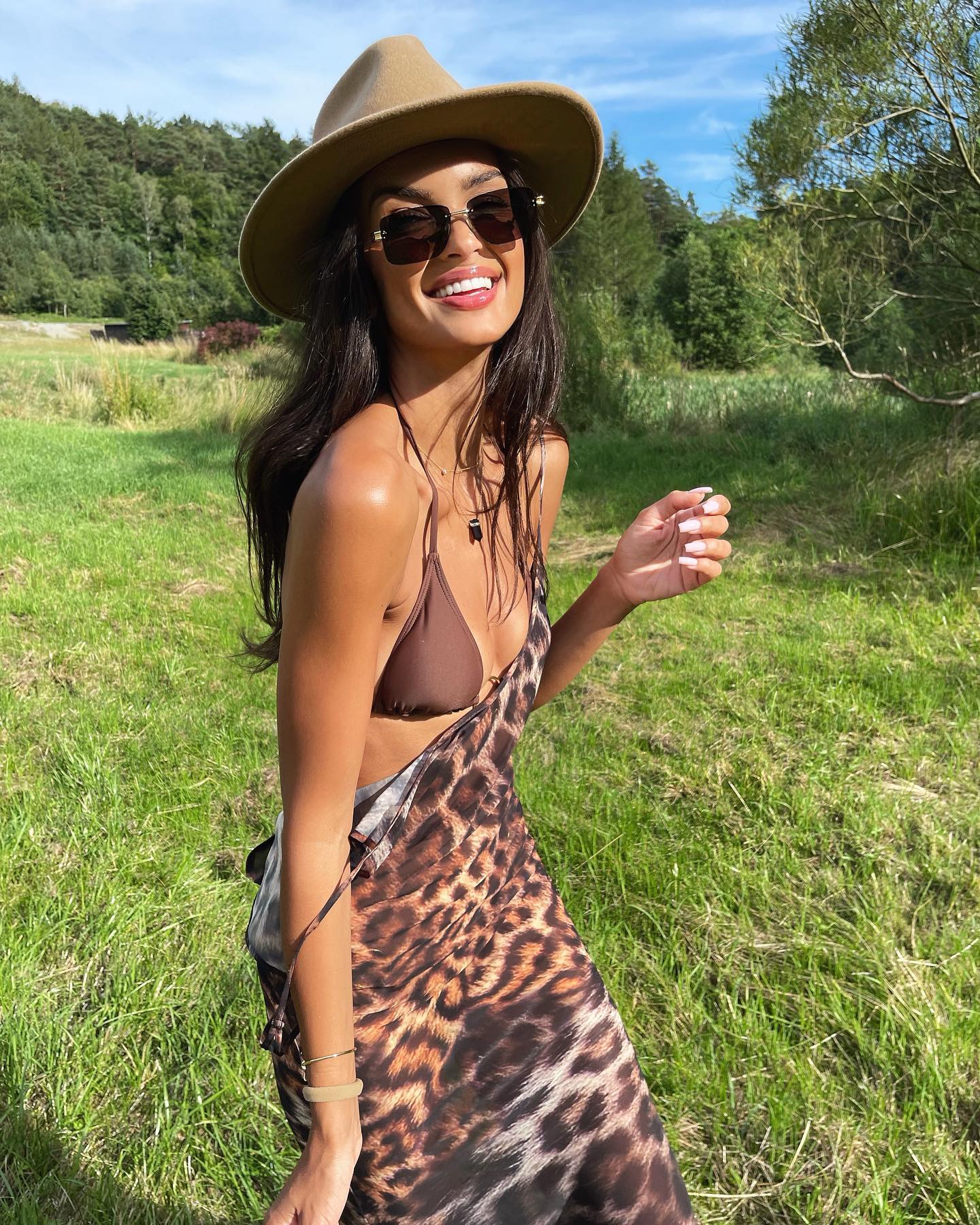 Klaudia Eel Dursi poses sexy