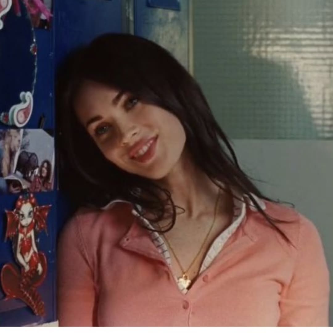 Megan Foxseks looks hot bikini