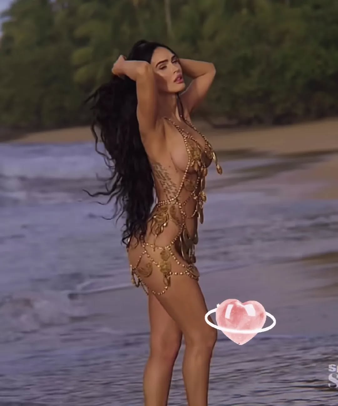 Megan Foxseks looks nude