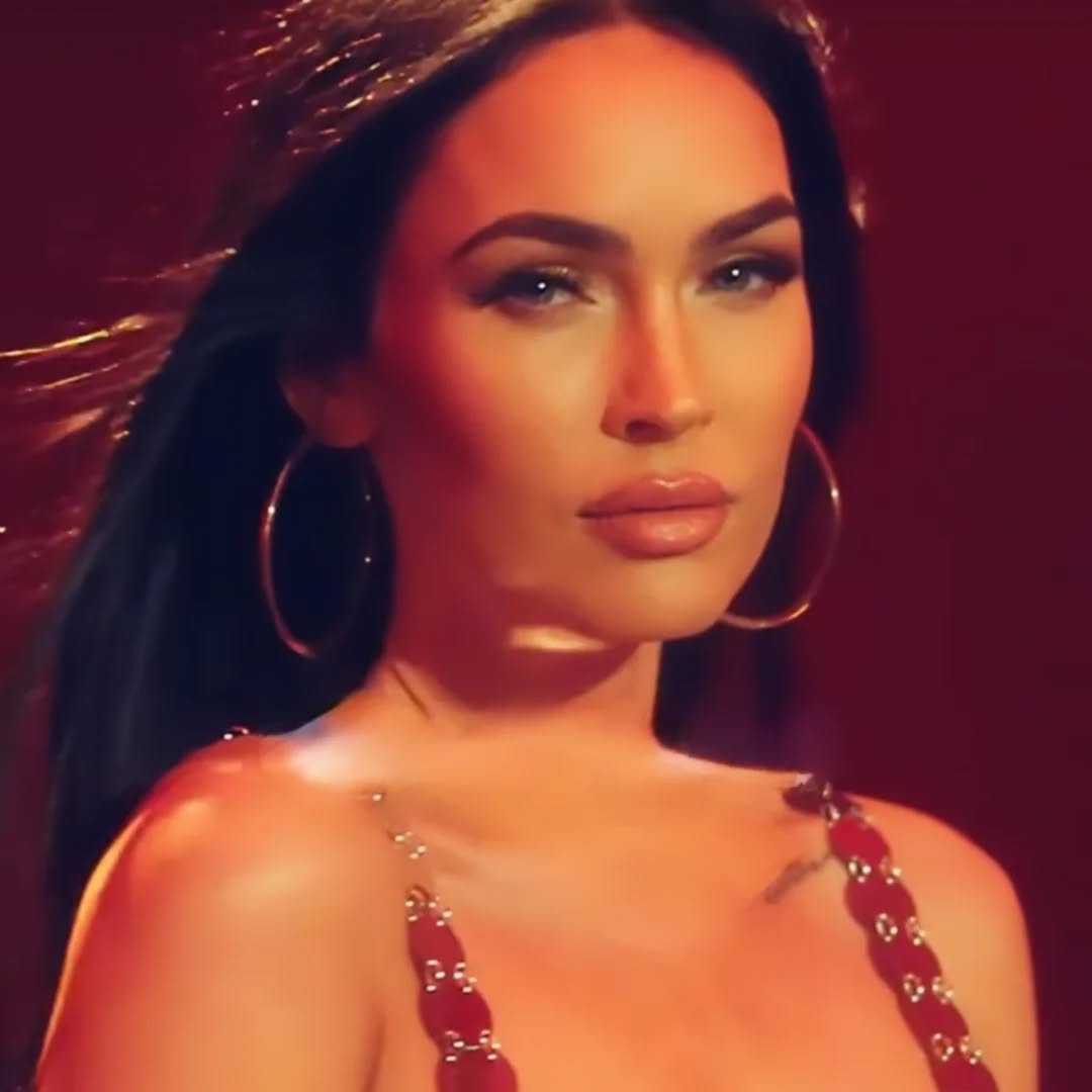 Megan Foxseks poses nude pics