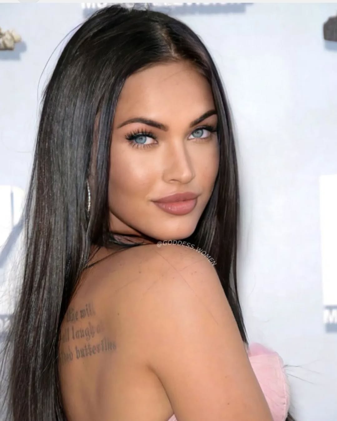 Megan Foxseks poses nude