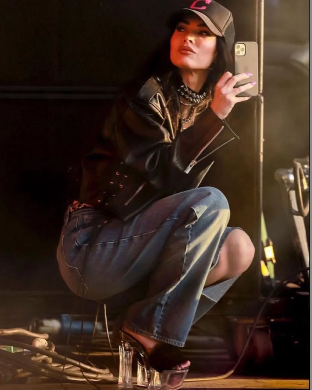Megan Foxseks poses sex