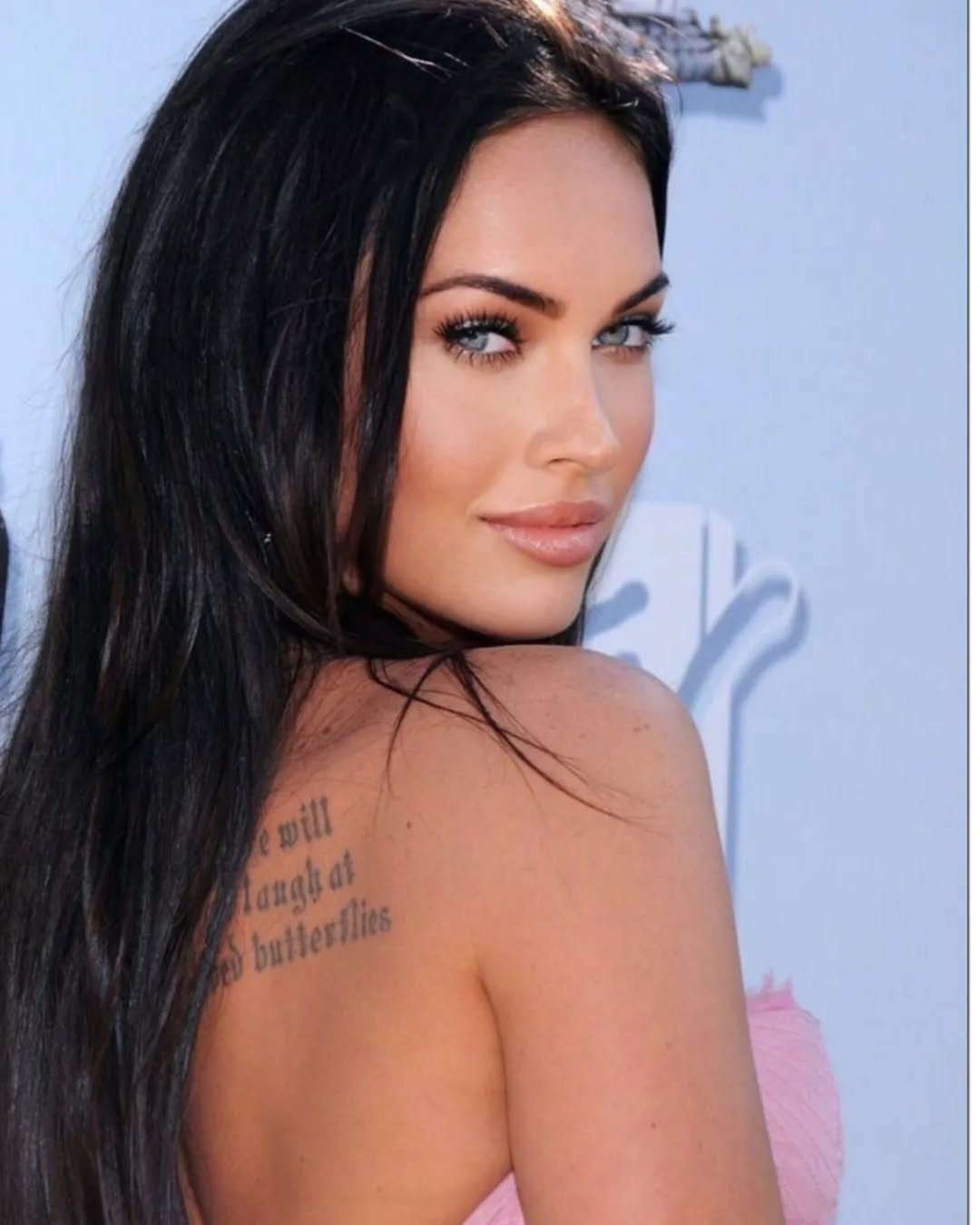 Megan Foxseks poses sexy