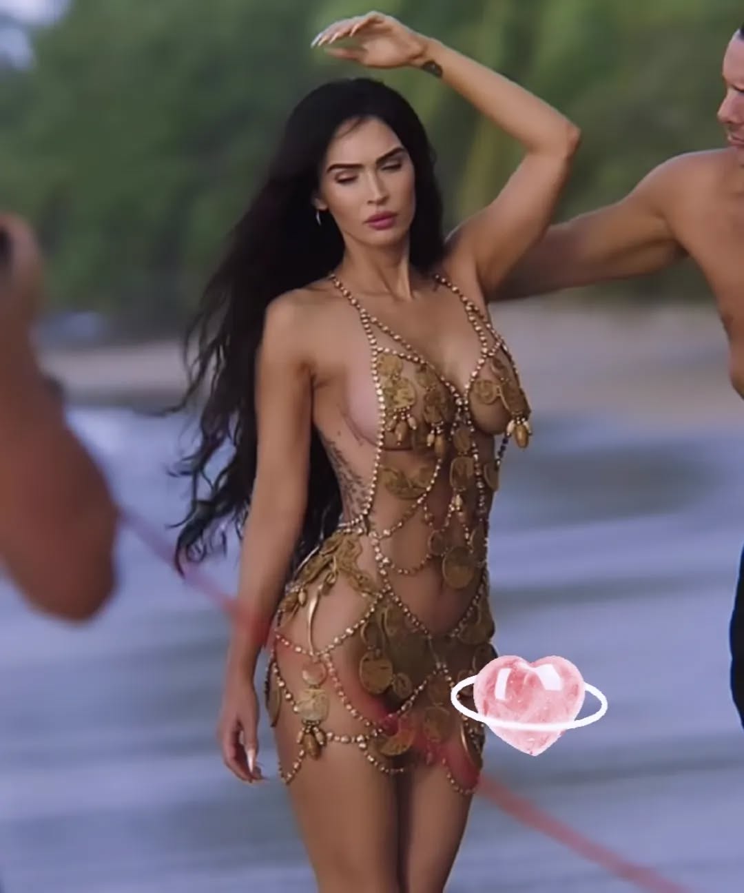 Megan Foxseks smiles hot bikini