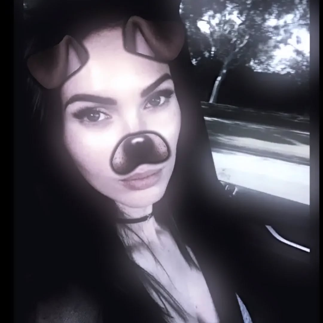 Megan Foxseks smiles hot photos