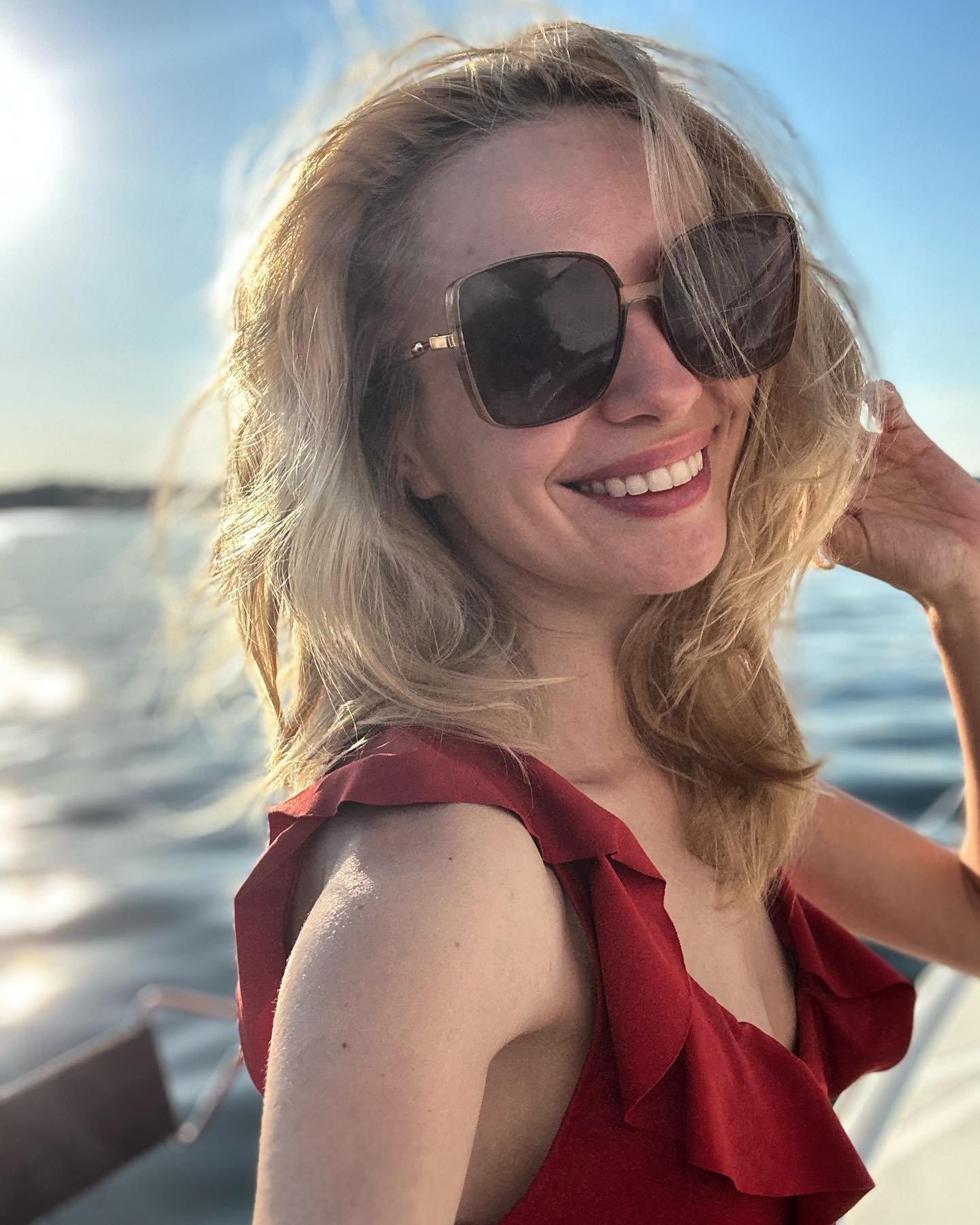 Paulina Gałązka poses boobs