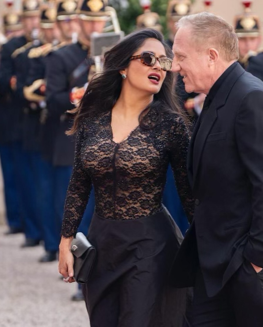 Salma Hayek looks boobs