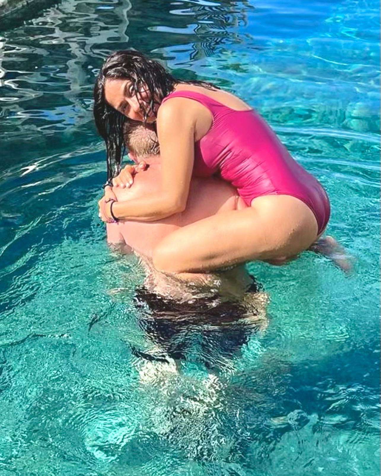 Salma Hayek poses boobs