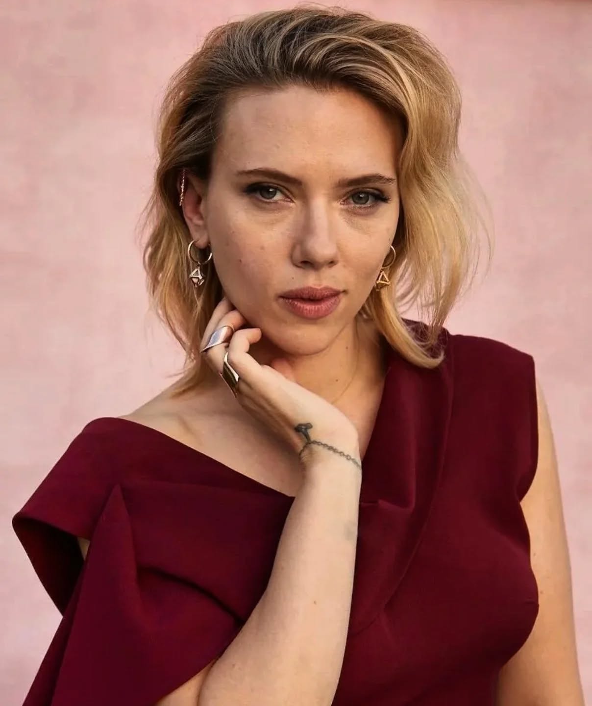 Scarlett Johansson looks bikini