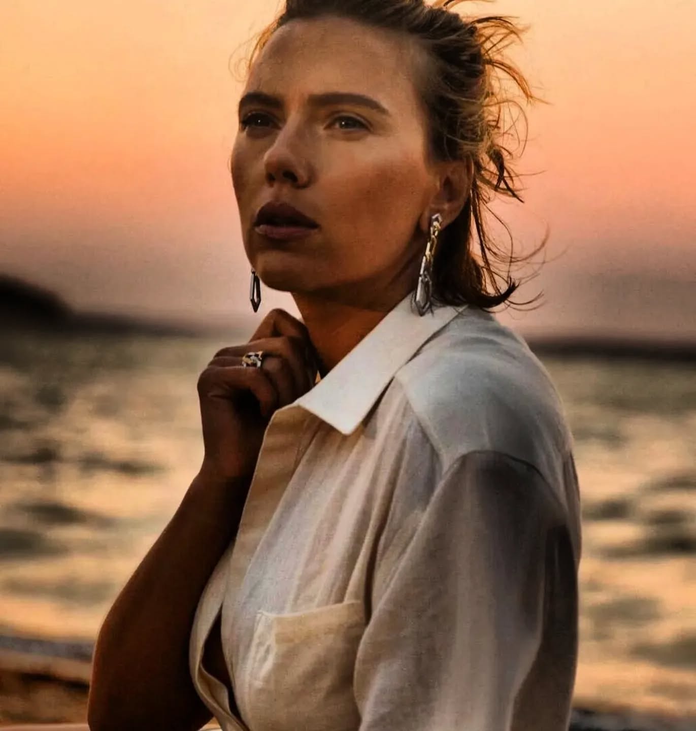 Scarlett Johansson looks nude